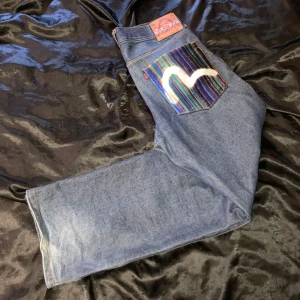 EVISU jeans - EVISU jeans ganska använda, kom dm för mer info👌