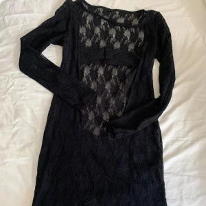 Spets klänning - Fett snygg spetsklänning med öppen rygg som jag gjort själv så den e lite ojämn (därav priset)