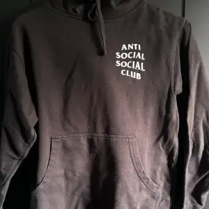 En anti social social club hoodie som är i gott skick lite cracked på bokstäverna på ryggen men annars inga fel. 