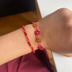 Armband  - Två handgjorda pärlarmband som är stretchiga i storleken 