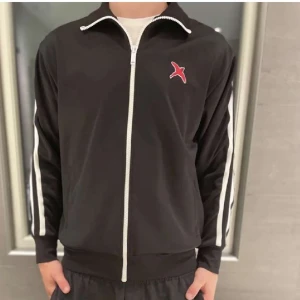 Axel arigato zip tröja - Säljer min Axel arigato tröja för det inte är min stil längre. Knappt använt den, 4-5 gånger kanske så är i mycket bra skick. 