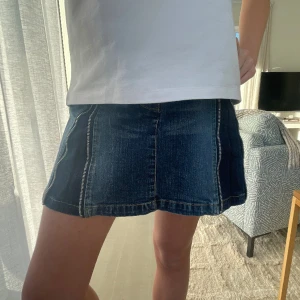 Cool jeanskjol!! - Säljer denna coola jeanskjol!! Kontakta för mått❤️ pris kan diskuteras 