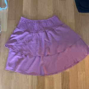 kjol från only😻 - storlek 38, säljer pga för stor. inga defekter, jätteskönt stretchigt material!! väldigt fin färg(ser annorlunda ut pga ljuset!!)💗