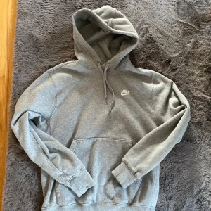 Nike hoodie - Säljer en riktigt fin grå nike hoodie i storlek xs som jag vuxit ur. Passar även som S. Inga defekter, fläckar osv.  Köpt i Nike store Barcelona