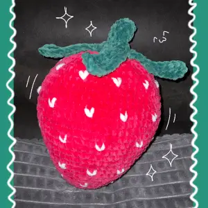 ❥ Stor virkad jordgubbe ca 26 cm hög. ❥ 100% polyester  ❥ dm vid intresse (swish) eller ”köp nu” ^^  