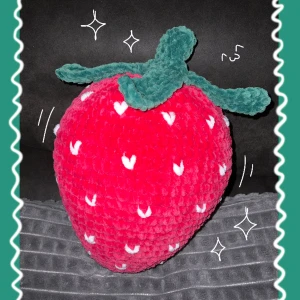 Stor virkad jordgubbe - ❥ Stor virkad jordgubbe ca 26 cm hög. ❥ 100% polyester  ❥ dm vid intresse (swish) eller ”köp nu” ^^  