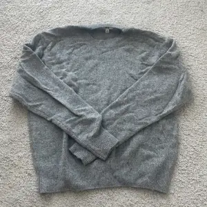 Super fin stickad tröja från märket uniqlo! Tröjan är i super fint material och är 100% ull⭐️Orginalpriset var 400kr!
