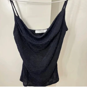 Festtopp - Supersnygg Festtopp från Sistet Point. Endast använd en gång! Var att skriva vid frågor💞💞 Obs. Lånade bilder