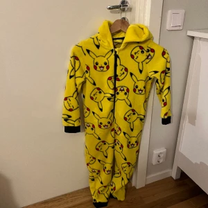 Onepiece  - Onepiece pikachu. Storlek 122/128. Till för barn. Knappt aldrig använt. 