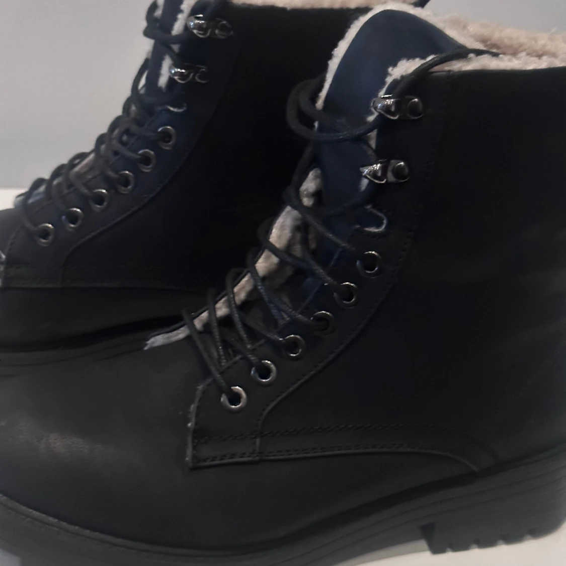 Helt nya fodrade svarta kängor  - 91