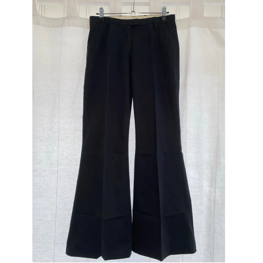 Svarta Lågmidjade kostymbyxor från J.Lindeberg. 34/36. Sparsamt använda så de är i väldigt bra skick! 250 kr + frakt :). Jeans & Byxor.