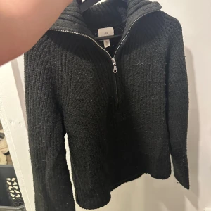 stickad tröja med dragkedja  - stickad tröja 