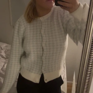 Stickad blå-vit kofta - En jätte fin blå-vit stickad kofta från Lindex i storlek S.🩷 Använd bara några gånger. Säljs inte längre tror jag då det var ett tag sen jag köpte den.🩷☺️
