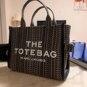 The tote bag  - Fick den i julklapp men den passade inte mig. Pris kan diskuteras 