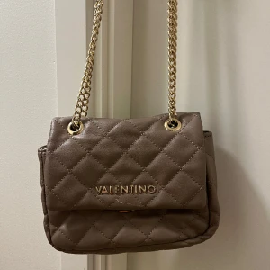 Valentino väska  - Hej! Säljer denna axelremsväska från Valentino ❣️ Nypris 1500 
