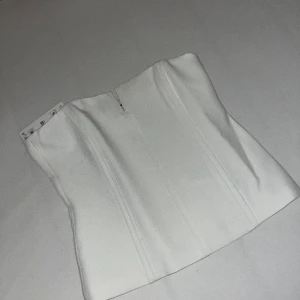 Vit topp från Zara - Fin vit topp från zara, inte använd. Prislapp fortfarande på, org pris 399