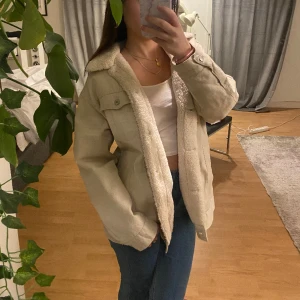 Höstjacka - Säljer min beige jacka med fluff inne, superfin och i ny skick.💕