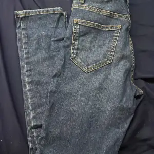 Mörkblå skinny jeans storlek 158, knappt använda. 120 plus frakt
