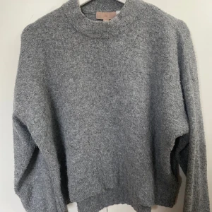 Stickad tröja - Jätte fin o skön grå stickad tröja i ny skick utan nopper. Säljer på grund av att den inte kommer till användning .  Använd gärna köp nu vid köp 💗