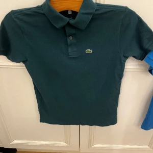 Lacoste piké - Säljer min oanvända Lacoste piké som jag växt ur, 10/10 skick, storlek 158-164cm/14 år i barn, ordinarie pris 849kr