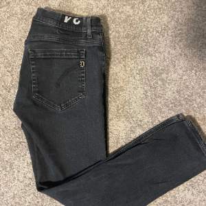 Säljer ett par Dondup Jeans i modellen George, skick 9/10. De är mörkblåa och är i storlek 34 men sitter smått (passar om du är runt 176-180). Nypris: 3000+, mitt pris: 749. Hör av er vid frågor eller funderingar. 