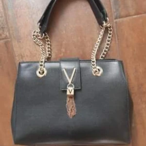 Valentino väska  - Knaoot använd väska ,köpt i sommras valentino frpn Zalando 
