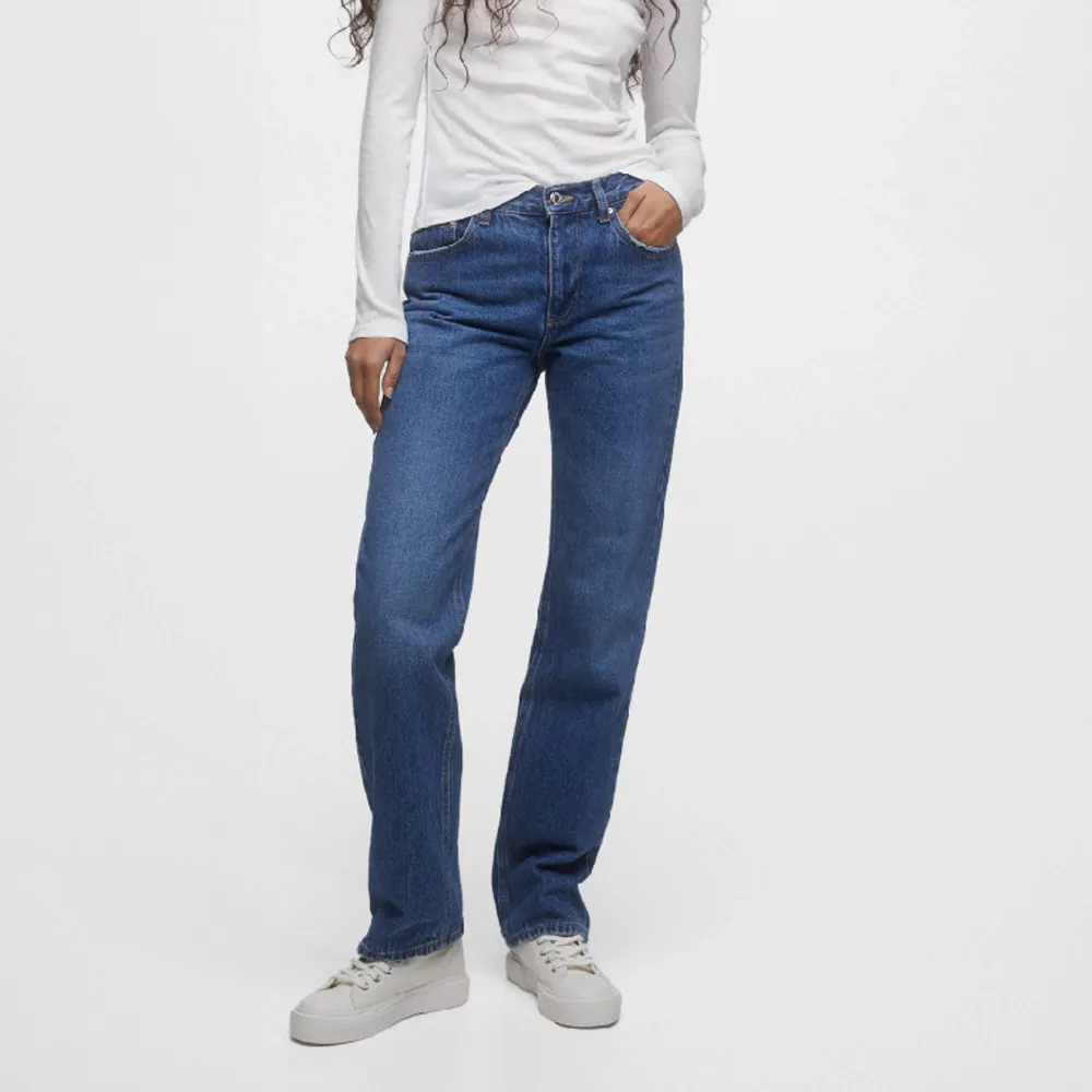 Mörkblå byxor/jeans från pull&bear som jag använt typ 3 gånger, jättefin passform. Storlek 32 och sitter perfekt men jag har klippt byxbenen till att passa mig perfekt och jag är 160cm. Köpte dom för 350kr i höstas, säljer nu för 200kr.. Jeans & Byxor.