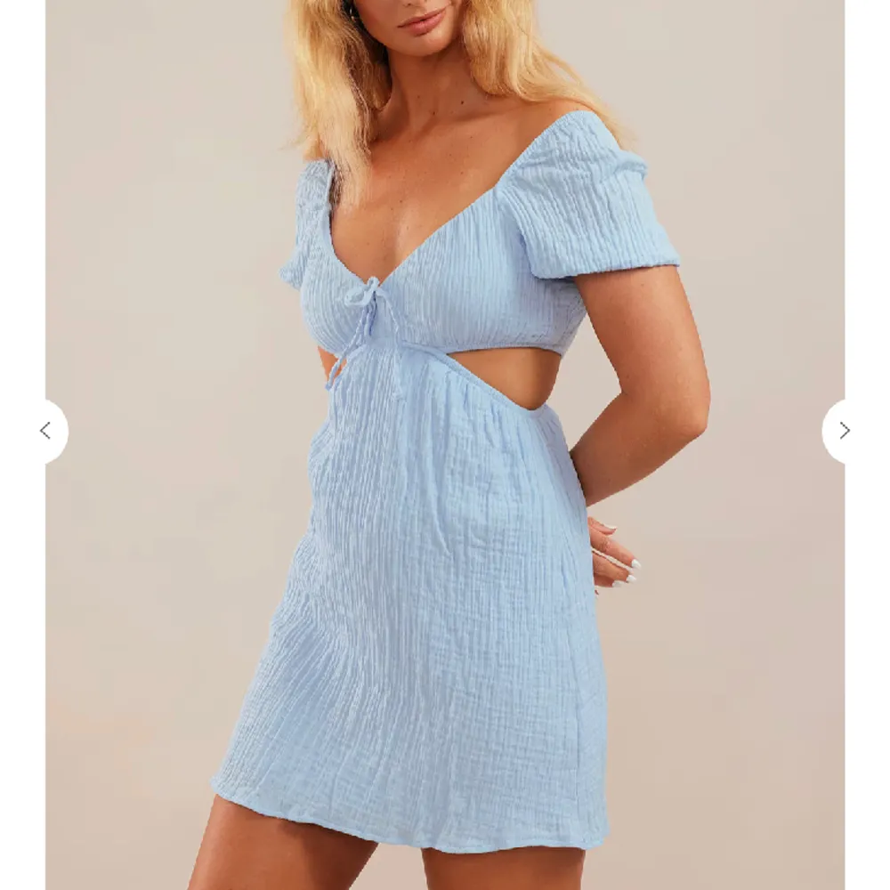 Säljer denna superfina blåa klänningen  ifrån chiquelle!! Storlek M men den sitter som en S. Nypris var 499kr, men säljer för 100kr eller bud🥰 Aldrig använd så i nyskick, skriv för egna bilder<3 Säljer även samma klänning i vitt  . Klänningar.