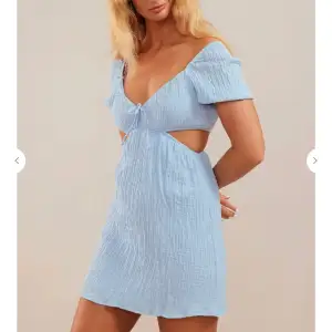 Säljer denna superfina blåa klänningen  ifrån chiquelle!! Storlek M men den sitter som en S. Nypris var 499kr, men säljer för 100kr eller bud🥰 Aldrig använd så i nyskick, skriv för egna bilder<3 Säljer även samma klänning i vitt  