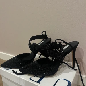 Guess klackar  - Super fina oanvända klackar från Guess perfekt till bal (nypris 200)🩷