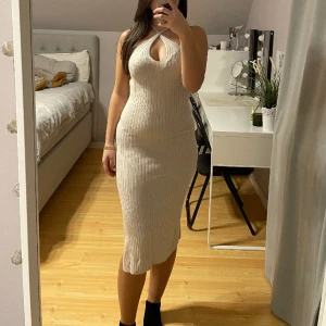 Klänning  - Klänning från gina tricot i storlek M. Aldrig använd.