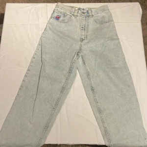 Helt nya! Polar Big Boy Jeans - light blue  - Helt nya jeans i storlek XXS, bara använda 1 gång! Ordinarie pris 1349kr