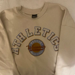 gina hoodie tryck - skön hoodie från gina. Använd mycket men fortfarande bra skick! Bra som träning/mys klädesplagg💞