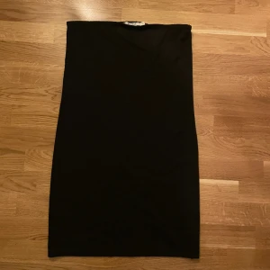 Tubklänning kort  - En kort tubklänning i storlek 40 Från ginatricot