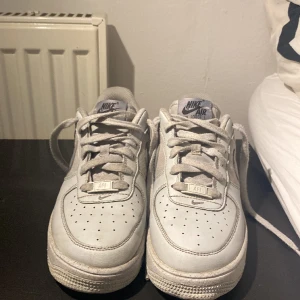 Air Force - Ja säljer ett par Air force, köpte dem för 1200kr, har haft dem i 8 månader.
