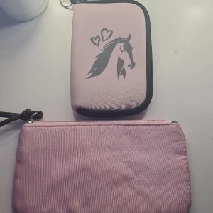 Små väskor säljs!! - Dessa två säljs pga ingen användning! Båda i väldigt bra skick. Den rosa längst ned har en fläck på kanten som ej går bort!