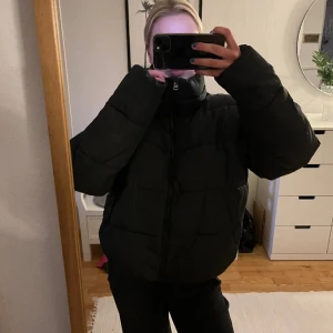 Svart jacka  - Jättefin jacka i bra skick! Den är i storlek S men fungerar utmärkt på en XS beroende på önskad fit. Hör av er vid frågor eller intresse!🩷