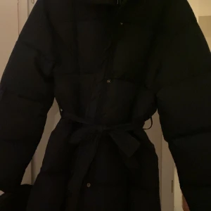 Vinterjacka  - Damjacka från Zalando i märket ”Anna Field”  Mörkblå jacka i Storlek S, prislappar kvar endast testad, säljs då den är för stor.  Original Pris: 799kr ny 