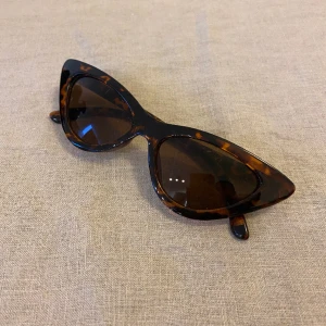 Cat Eye Sunglasses  - Bruna tortoise solglasögon 🤎🤎  Använda fåtal gånger, bra skick!