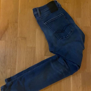 Replay anbass - Fina Replay anbass i storlek w31 l32. Finns ett  gammalt hål som är ihop sytt snyggt av en skräddare syns på bild 3.  men annars jätte fint skick. Priset kan diskuteras. ny pris 1500kr 