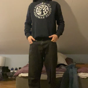 Weekday byxor  - Två par weekday byxor i passform vide. Bra passform och båda byxorna är i storlek 30/32.  Bra byxor som jag inte använder längre, därför jag säljer båda får såpass bra pris!