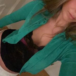 Kofta - Jättesöt kofta/bolero som jag tyvärr inte fått så mycket användning för!💕Pris går att diskuteras! as cool färg men säljer den eftersom jag rensar min garderob🥰 