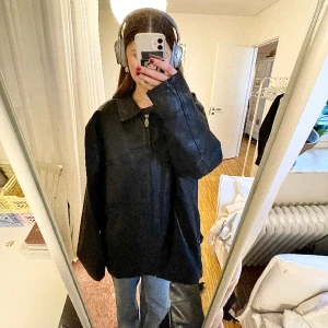 Svart läderjacka  - Jättefin vintage läderjacka i äkta skinn. Skulle säga att den passar s-xl beroende på hur man vill att den ska sitta, jag är ca 169 lång och brukar ha strl s för referens.🩵