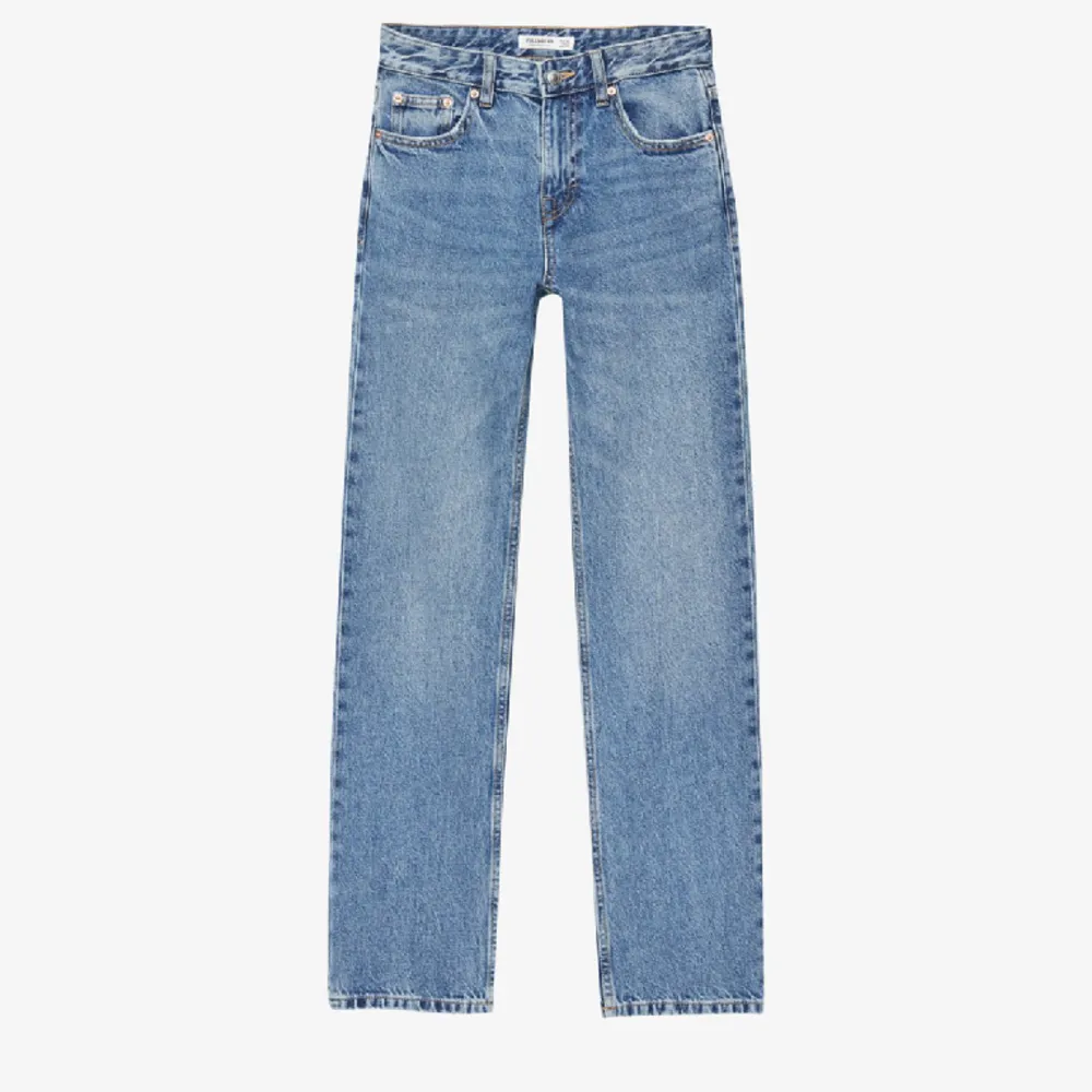 Jag säljer ett par blåa jeans i nyskick. Modellbilderna är från Zalando, hör av er om ni vill ha mina egna bilder på jeansen. Endast tvättats 5 ggr. Köpta från Zalando. Ordinarie pris: 379kr. Hör av er för mer information:). Jeans & Byxor.