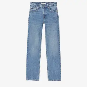 Jag säljer ett par blåa jeans i nyskick. Modellbilderna är från Zalando, hör av er om ni vill ha mina egna bilder på jeansen. Endast tvättats 5 ggr. Köpta från Zalando. Ordinarie pris: 379kr. Hör av er för mer information:)