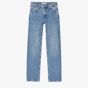 Straight leg jeans - Jag säljer ett par blåa jeans i nyskick. Modellbilderna är från Zalando, hör av er om ni vill ha mina egna bilder på jeansen. Endast tvättats 5 ggr. Köpta från Zalando. Ordinarie pris: 379kr. Hör av er för mer information:)
