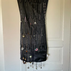 Halsband - Ett antal halsband som jag hoppas kan komma till bättre nytta än i min garderob, så kom med eget prisförslag på vilket som helst💕 alternativt 200 för alla kanske