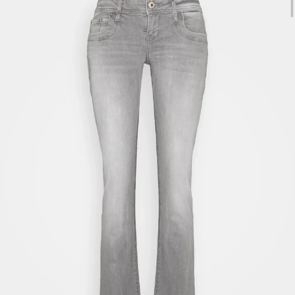 Säljer mina gråa valerie Ltb jeans, helt slutsålda inga defekter, ord pris 829. Ge prisförslag . Jeans & Byxor.