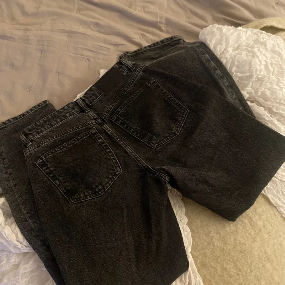 Straight svarta jeans som ej passar längre. Kan tänka mig diskutera pris.. Jeans & Byxor.