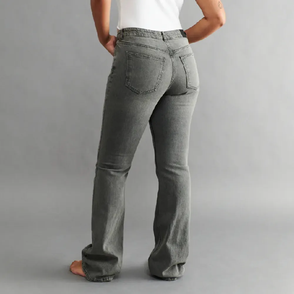 Grå mid waist jeans från Gina! Modellen heter ”full lenght flare jeans”.  ❗️paketpris vid fler köp av mig❗️. Jeans & Byxor.